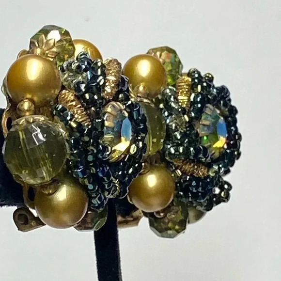 VINTAGE BEADED CLIP ON EARRINGS - Picture 3 of 9